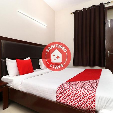 Oyo 14832 Hotel Rooftop Panchkula Esterno foto