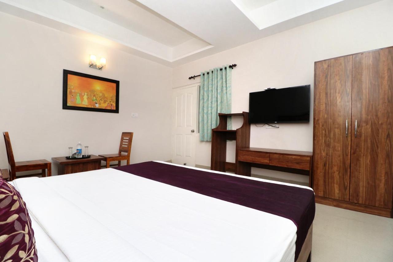 Oyo 14832 Hotel Rooftop Panchkula Esterno foto